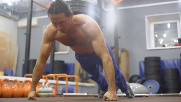 Чоловік робить штовхання з вагою на спині — стокове відео