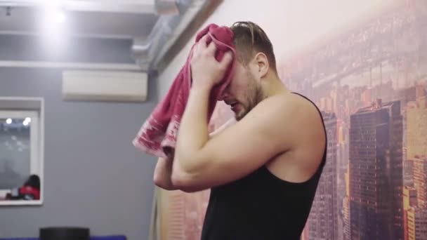 Unavený muž v tréninku, pije vodu — Stock video
