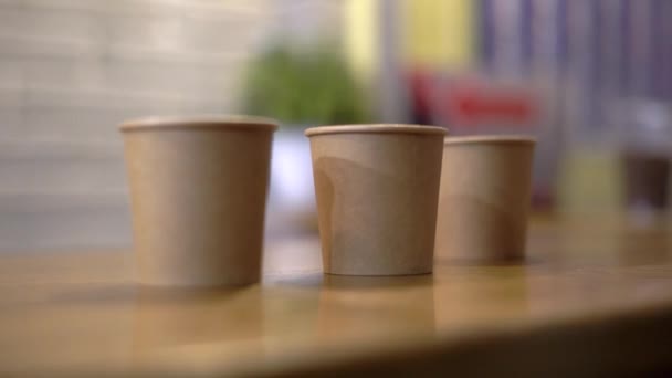 Tazza di carta per caffè su un tavolo di legno — Video Stock