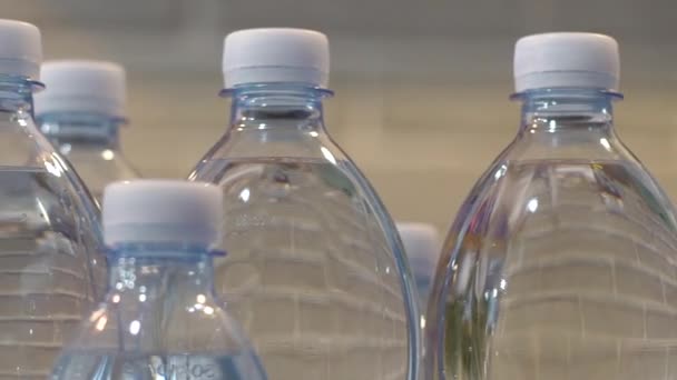 Пластиковые бутылки с водой, крышки от носовых платков, бутилированная вода в магазине — стоковое видео