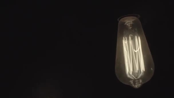 Лампа Эдисона, раскачивающаяся на проволоке — стоковое видео
