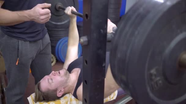 The man makes the barbell chest press, trains the muscles of the chest — Stock Video