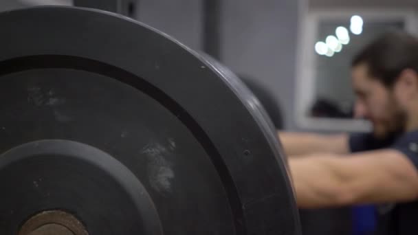 Сильный мужчина, длинноволосый спортсмен, тяжелоатлет — стоковое видео