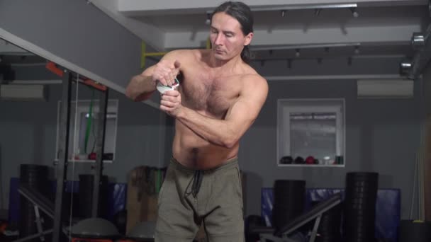 Mannen sliter sönder pappershögen, visar sin styrka, starke man — Stockvideo