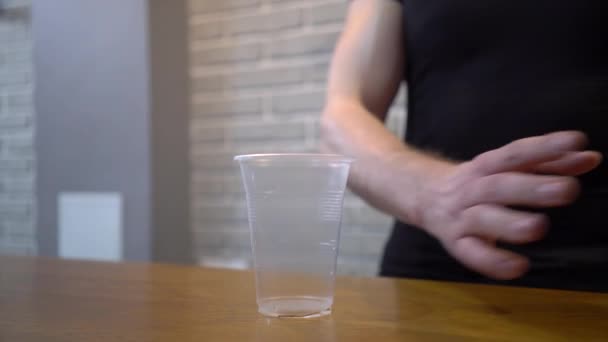 Мужчина-эко-активист, никаких отходов, отказывается использовать пластиковые стаканчики — стоковое видео