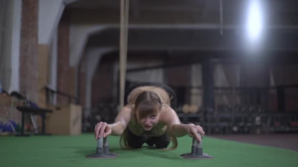 Belle femme aux longs cheveux blonds, train, regarde la caméra et sourit, gros plan — Video