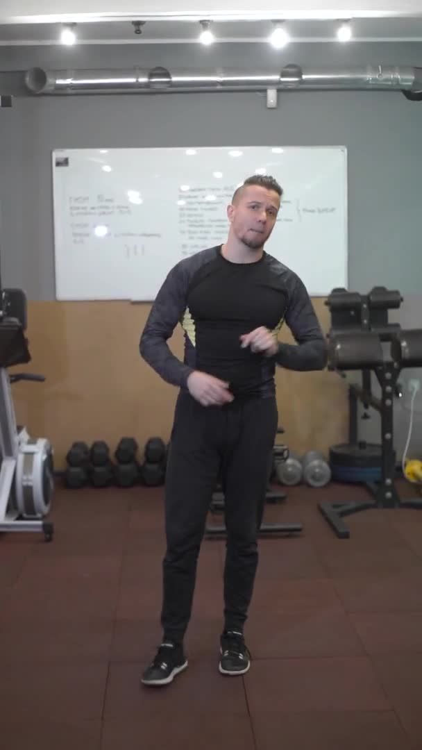 Coach, sänder online från gymmet, för hans anhängare på Instagram — Stockvideo
