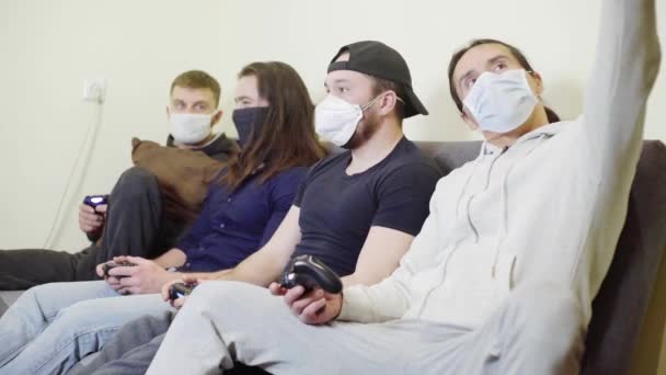 Quattro ragazzi in maschere protettive giocano durante la quarantena, scattano selfie — Video Stock