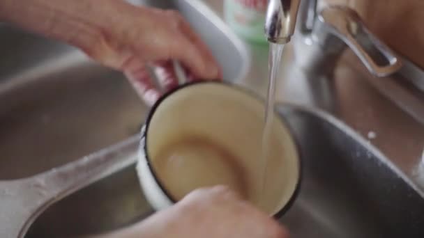 Un gars lave la vaisselle dans la cuisine — Video