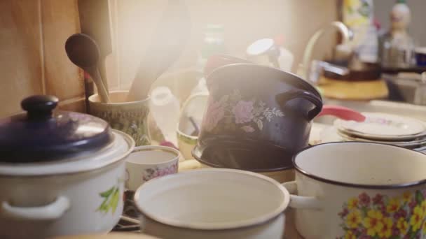Spousta špinavých jídel v kuchyni, detailní záběr — Stock video