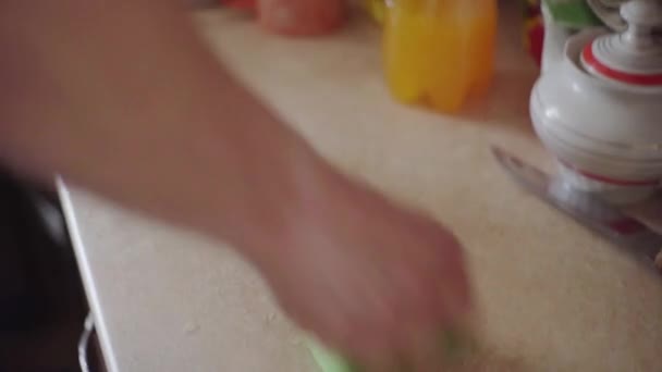 Un uomo pulisce, pulisce il tavolo della cucina — Video Stock