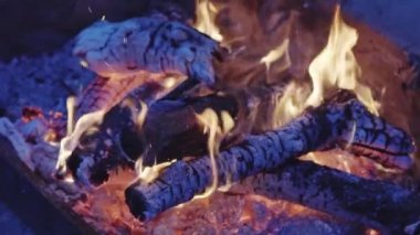 Akşamları şenlik ateşi yanıyor, ağaçların dalları ateşte yanıyor.