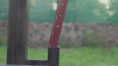 Bir adam antrenman için göğüs presi simülatörü hazırlıyor.