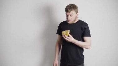 Koç yanlış yemek yerken öğrencisini yakaladı, diyet yapmadı, ellerinden bir somun ekmek düşürdü ve ona bir muz yedirdi.