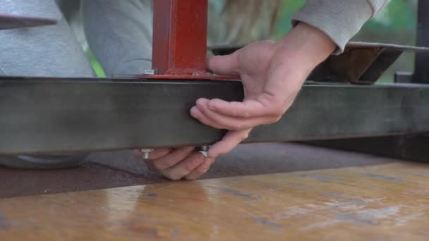 Um homem prepara um simulador de esportes para treinamento — Vídeo de Stock