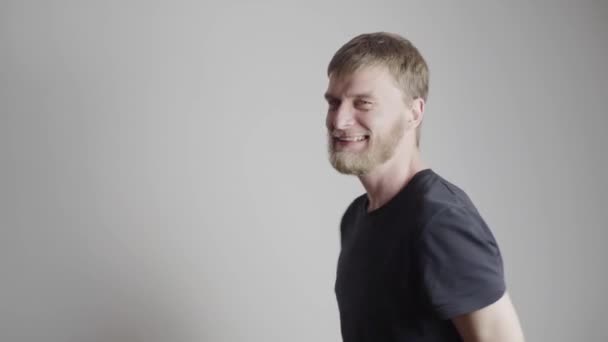 Blonďatý muž, blonďatý, s vousy, usmívající se a koktající — Stock video