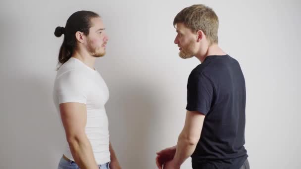 Dos tipos están peleando, sobre un fondo blanco — Vídeos de Stock