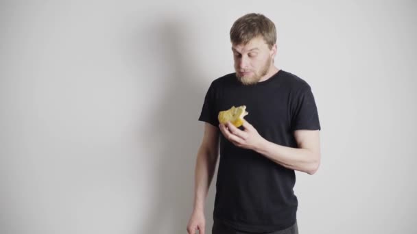 当他吃错了东西时，教练抓住了他的学生，没有节食，把他手中的一块面包打翻了，让他吃了根香蕉 — 图库视频影像