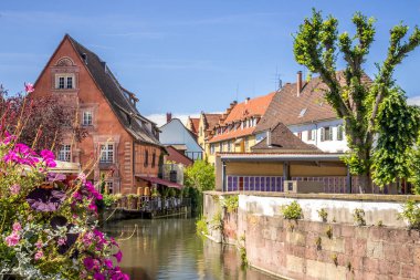 Suyla çevrili küçük bir ev.