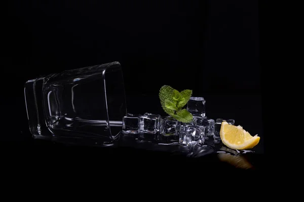 Naneli buz ve limonlu bardak.