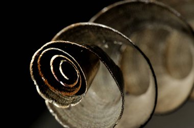 Hurda metal talaşları. Koyu arkaplanda güzel dekoratif metal talaşları.