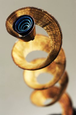 Hurda metal talaşları. Gri arka planda altın dekoratif metal talaşları