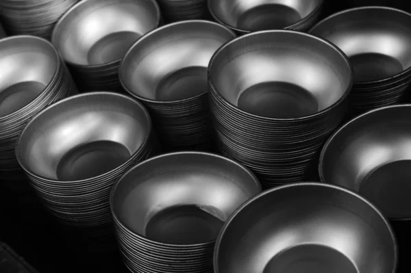 많은 양의 금속 그릇들 이 생산되고, 창고가 있습니다. 맨 위 사진. — 스톡 사진