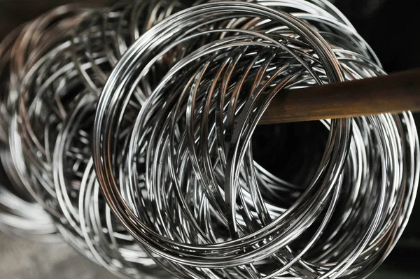 Close-up de bobinas de arame de aço inoxidável no armazém Imagens De Bancos De Imagens