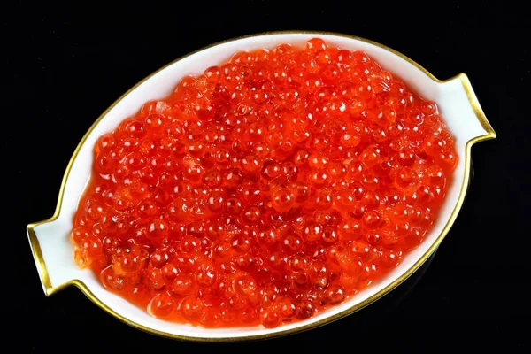 Caviar red useful food, a popular snack for the holiday. This is salting fish caviar: pink salmon, chum salmon, sockeye salmon, salmon, trout. — Stock Image Caviar Red Useful Food Popular Snack Holiday Salting Fish Caviar Stock Picture