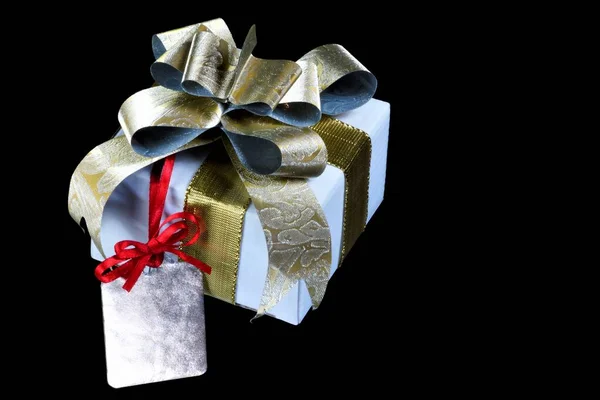 Pacchetto Regalo Con Fiocco Nastro Oro Etichetta Tag Sfondo Nero — Foto Stock