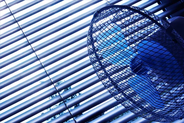 Жалюзі Вентилятори Ефективним Захисним Пристроєм Від Літньої Спеки Ламелі Жалюзі — стокове фото