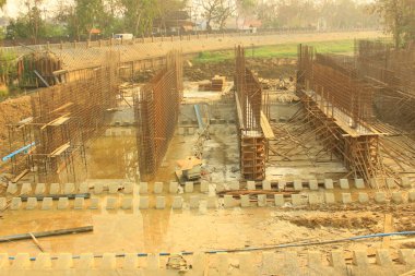 Bariyeri inşa etmek ve su bloklamak. Yaklaşan yağmur mevsiminde doğal afetlerden önce babadan akması gereken yol. Bir baraj inşa etmek.