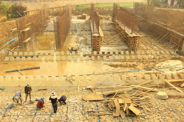 建設労働者は 障壁を構築し 水を遮断する方法 天変地異前の梅雨入りの時期にパから流れてくる道 ダムを建設するには — ストック写真