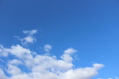 Gökyüzünde süzülen beyaz bulutlar.