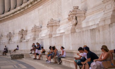 Capitol Meydanı 'ndaki anıtta oturan insanlar. Roma / İtalya - Haziran 2018