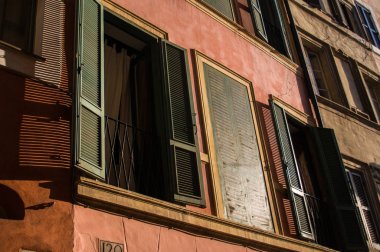 İtalyan pencere tasarımı. Binadaki gölgeler. Toskana stili