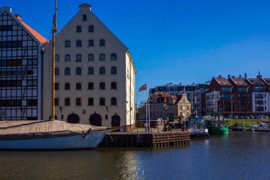 Gdansk şehri mimarisi. Su binaların yanında. Güneşli bir gün. Gdansk / Polonya - Mayıs 2018