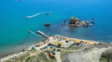 Güneşli bir günde tepede kule. Ceneviz kalesi kapanıyor. Mimarlık tarihi. Sudak / Kırım - Ağustos 2018