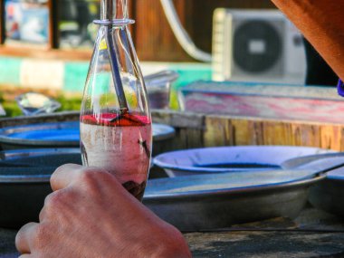 Hatıra kum şişesi sanatı. Arap ülkesinde resim yapmak