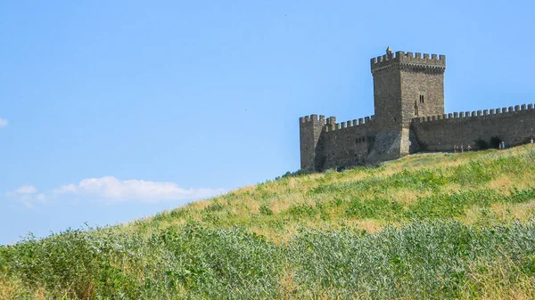 Torre Colina Día Soleado Fortaleza Genovesa Cerca Arquitectura Histórica Sudak — Foto de Stock