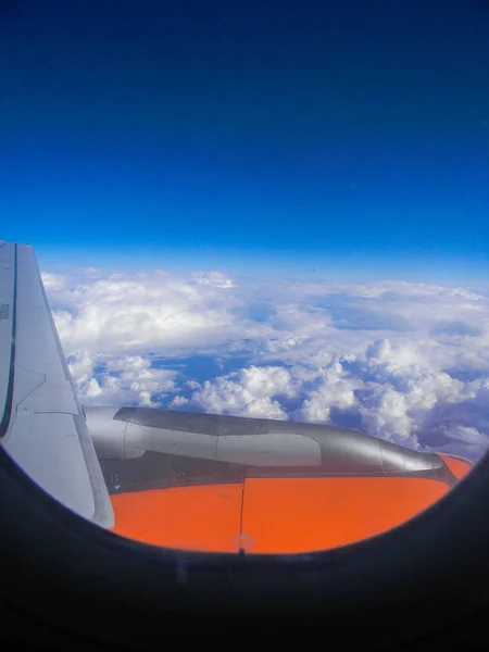 Vista Janela Avião Nas Nuvens Conceito Viagem Transporte Aéreo Viajar — Fotografia de Stock