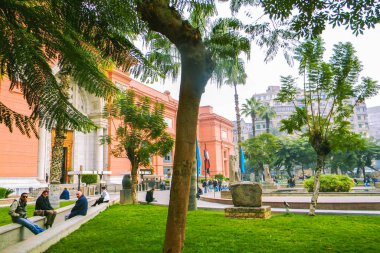 Kahire / Mısır 'daki Mısır tarihi müzesi - 3 Ocak 2012. İnsanlık tarihi. Müze cephesi. Arap kültürü. Tutankamon.