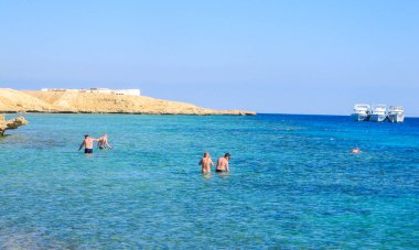 İnsanlar Kızıl Deniz 'de yüzer. Tatil köyü. Ilık iklim. Sharm el Shaikh / Mısır - Ocak 2016