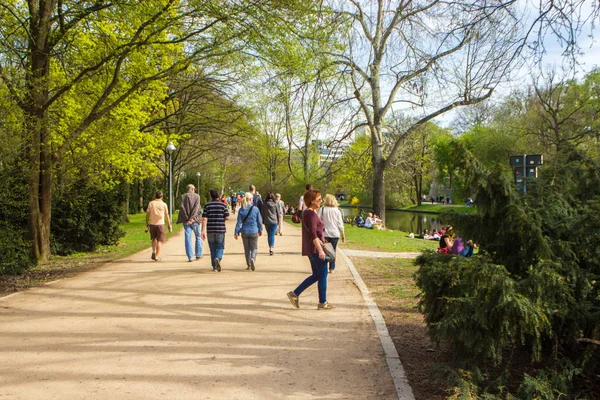 人々はその日公園を歩いている ピクニックだ友達に会う 健康習慣 家族の時間だベルリン ドイツ 2019年5月 — ストック写真