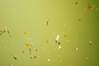 Renkli arkaplanlı konfeti. Kutlama konsepti. Boşluğu kopyala 