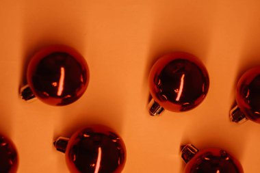 Kırmızı Noel topları pembe arka planda. Bol lav rengi. Yeni yıl süsü. Boşluğu kopyala