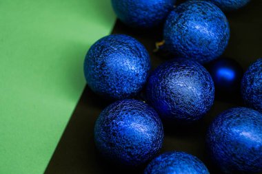 Çok renkli arka planda noel baloları. Yeni yıl duvar kağıdı. Nane ve klasik mavi