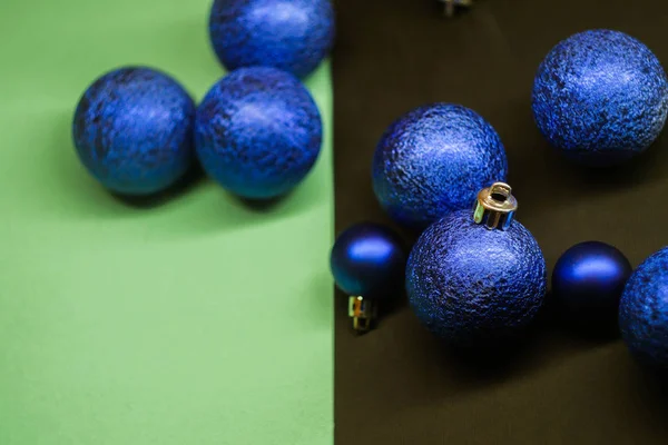 Świąteczne Kulki Kolorowym Tle Noworoczna Tapeta Mięta Klasyczny Niebieski — Zdjęcie stockowe