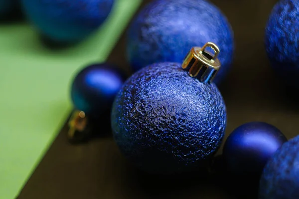 彩色背景的圣诞球 新年墙纸 薄荷和经典的蓝色 — 图库照片