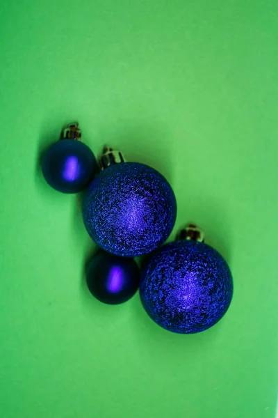 Klassische Blaue Weihnachtskugeln Isoliert Auf Mint Hintergrund Vertikale Orientierung — Stockfoto